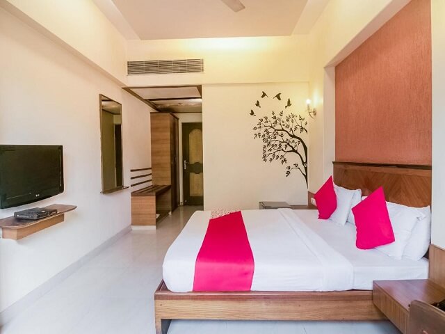 Deluxe Room in Hotel Dhiraj Residency, Thane